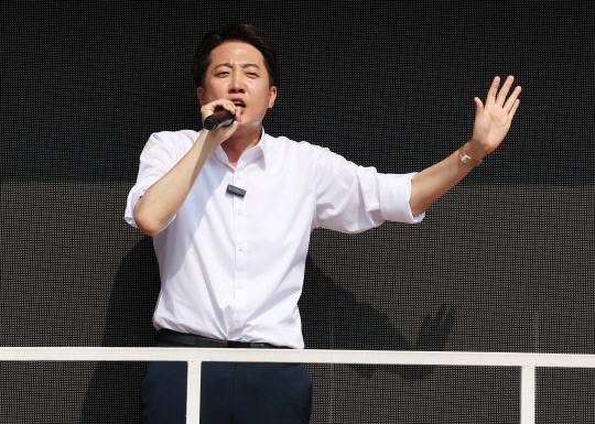 이준석 개혁신당 대선 후보가 1일 경기도 화성시 동탄호수공원에서 지지를 호소하고 있다. 연합뉴스