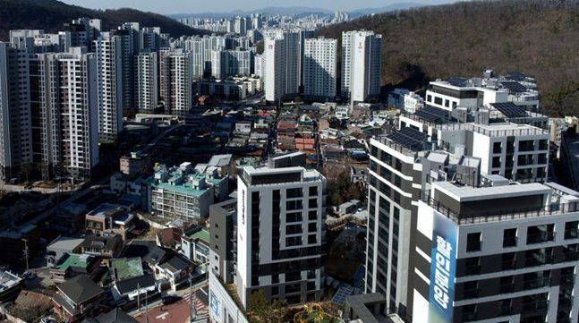 대구 수성구의 한 아파트 벽에 할인분양 관련 현수막이 붙어있다. ⓒ 뉴시스