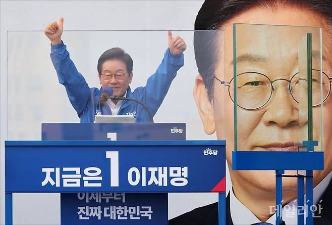 이재명 더불어민주당 대선 후보가 31일 세종시 나성동 나무그늘광장에서 열린 유세에서 지지를 호소하고 있다. ⓒ데일리안 홍금표 기자