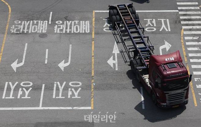 인천 연수구 인천신항 컨테이너 터미널에서 트레일러가 이동하고 있다.ⓒ뉴시스