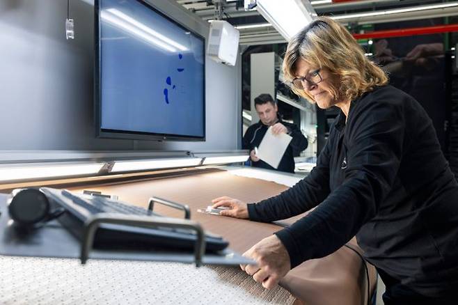 마누팍투어 스튜디오 전문가가 덮개를 씌우고 자르고 자수하거나 재봉하고 있다. ⓒ메르세데스-벤츠