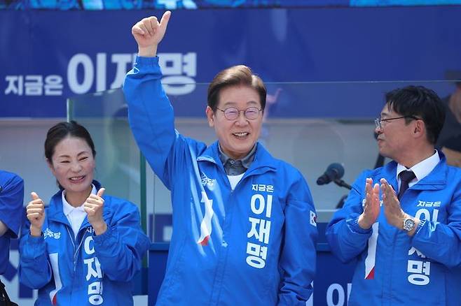 더불어민주당 이재명 대선 후보가 선거를 이틀 앞두고 '험지 공략'에 나선 1일 대구광역시 동대구역 광장에서 열린 유세에서 시민들에게 인사하고 있다. ⓒ연합뉴스