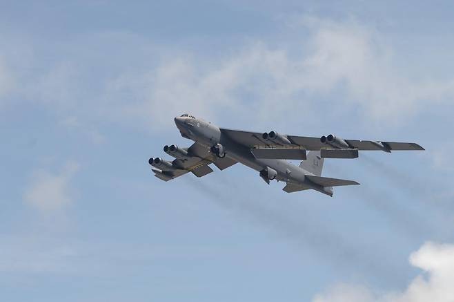 미 공군의 B-52 전략폭격기가 지난달 29일(현지시간) 괌 앤더슨 기지 상공을 비행하고 있다.  미 태평양공군사령부 홈페이지