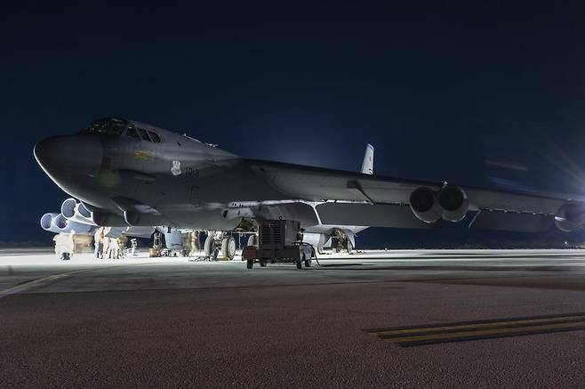 미 공군의 B-52 전략폭격기가  지난달 25일(현지시간) 미 본토에서 괌 앤더슨 기지로 전진배치된 후 기체 정비를 받고 있다.  미 태평양공군사령부 홈페이지