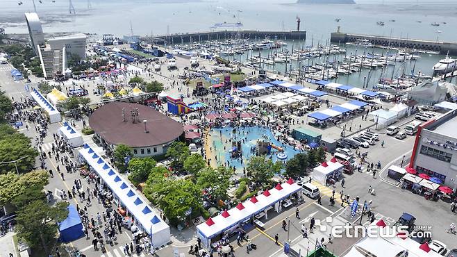 화성시가 지난달 30일 전곡항에서 개최한 '제15회 뱃놀이 축제' 모습.