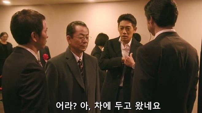 37160FAE-3A2D-4B57-B3C6-EE656484EBF1.jpeg 경찰이시라고요? 경찰 수첩을 보여주시죠.jpg