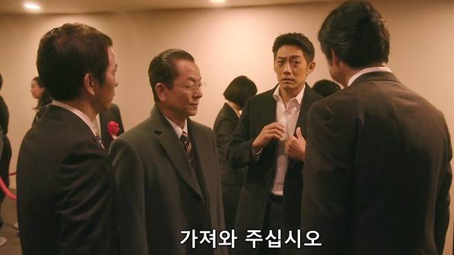 57D791B5-C2EE-4C19-A95C-B7E730C7A451.jpeg 경찰이시라고요? 경찰 수첩을 보여주시죠.jpg