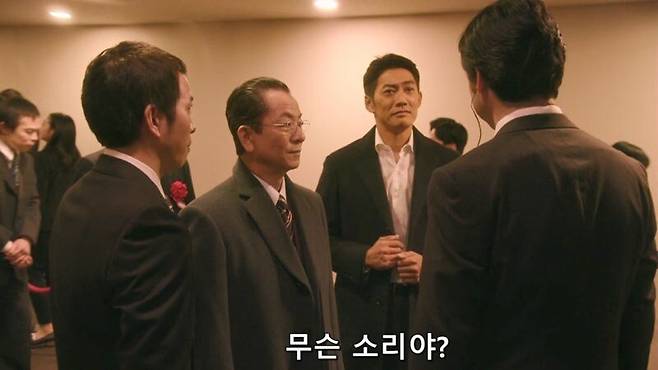 D7C50024-37BD-40BB-B85F-7C57B8A93A72.jpeg 경찰이시라고요? 경찰 수첩을 보여주시죠.jpg