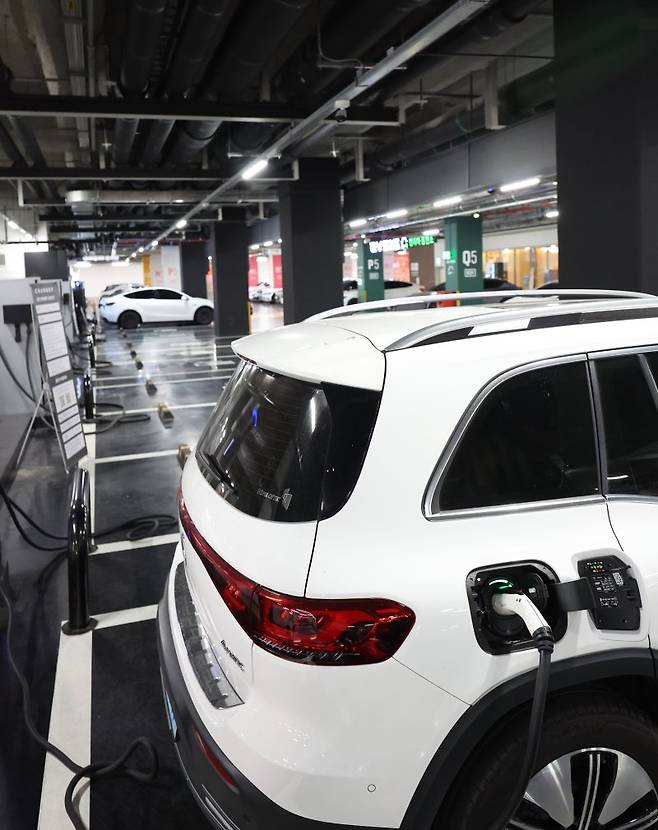 울시내 한 지하주차장에 운영되고 있는 전기자동차 전용 충전구역. /사진=뉴시스