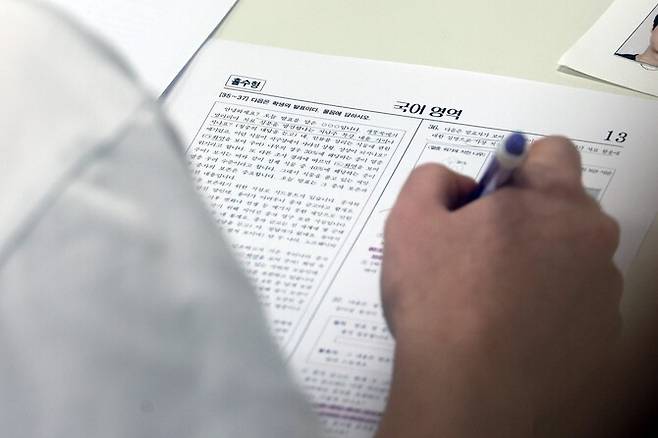 2025학년도 대학수학능력시험(수능)이 치러진 2024년 11월14일 오전 서울 서초구 반포고등학교에 마련된 고사장에서 수험생들이 시험을 준비하고 있다. 사진공동취재단