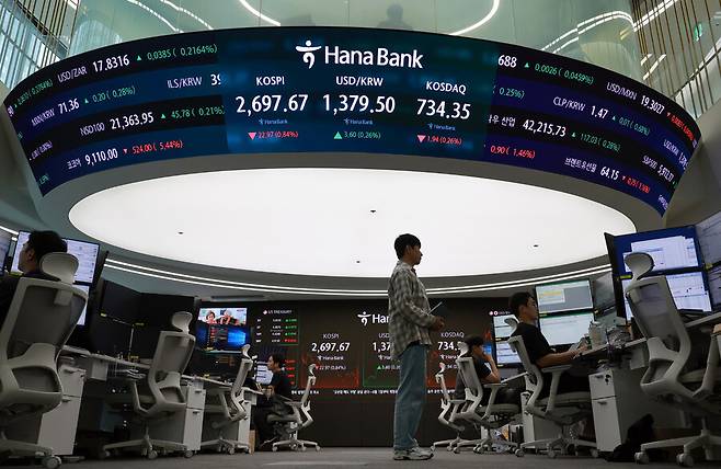 5월30일 서울 중구 하나은행 본점 딜링룸에서 딜러들이 업무를 보고 있다. 연합뉴스