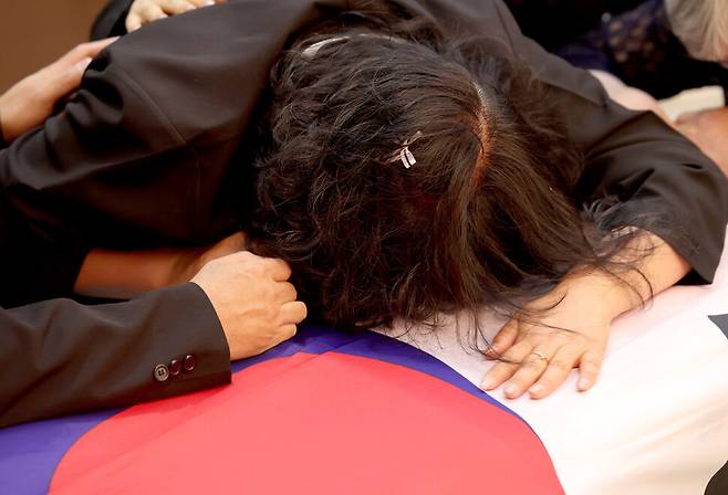 1일 경북 포항시 해군 항공사령부 강당에서 엄수된 ‘해군 P-3CK 917호기 순직자 영결식\'에서 유족이 오열하고 있다. 연합뉴스
