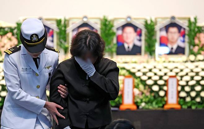 1일 경북 포항시 해군 항공사령부 강당에서 엄수된 ‘해군 P-3CK 917호기 순직자 영결식\'에서 유족이 헌화를 마친 후 오열하고 있다. 연합뉴스