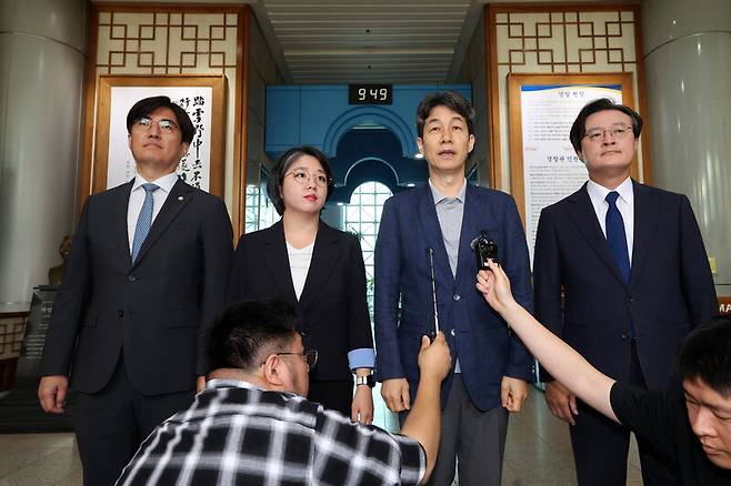 국회 행정안전위원회 소속 야당 의원들이 1일 오전 서울 서대문구 경찰청을 방문해 ‘리박스쿨 댓글 부대 운영’ 관련 수사를 촉구한 뒤 브리핑하고 있다. 왼쪽부터 더불어민주당 김성회 의원, 기본소득당 용혜인 의원, 더불어민주당 윤건영, 채현일 의원. 김영원 기자 forever@hani.co.kr