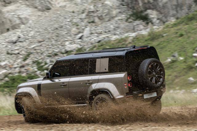 랜드로버의 '올 뉴 디펜더 OCTA(옥타)'가 진흙길 등 오프로드 구간을 주행하고 있다. 플랫컴 제공