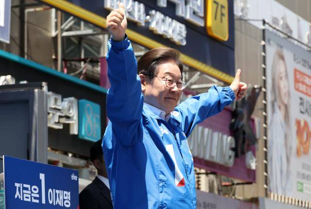 이재명 더불어민주당 대선 후보가 지난달 14일 부산 서면 쥬디스태화 인근에서 열린 부산 유세에 참석해 시민들에게 인사하고 있다. 부산=고영권 기자