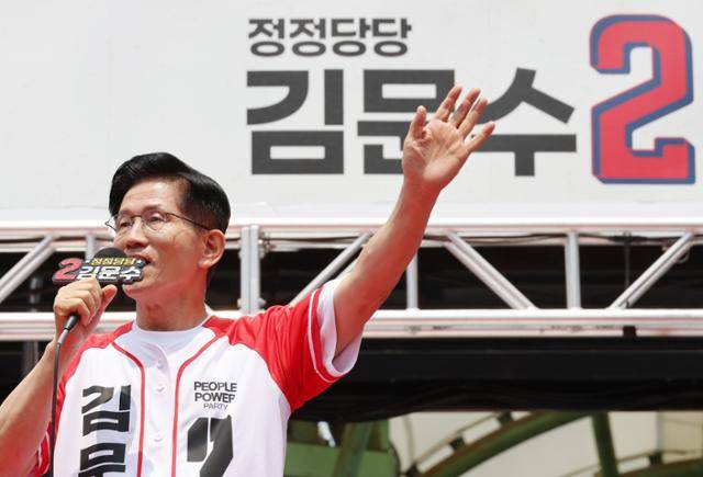 김문수 국민의힘 대선 후보가 지난달 31일 강원 속초시 관광수산시장에서 열린 속초시·인제군·고성군·양양군 합동유세에서 지지를 호소하고 있다. 속초=연합뉴스