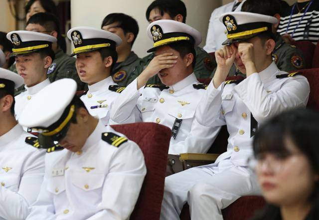 1일 경북 포항시 해군 항공사령부 강당에서 엄수된 해군 P-3CK 917호기 순직자 영결식에 참석한 장병들이 눈물을 흘리고 있다. 포항=뉴시스