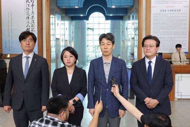 국회 행정안전위원회 소속 의원들이 1일 '리박스쿨'이라는 보수 성향 단체의 댓글 조작 의혹에 대한 경찰의 신속한 수사를 촉구하며 서울 서대문구 경찰청 방문을 마친 뒤 발언하고 있다. 왼쪽부터 김성회 더불어민주당 의원, 용혜인 기본소득당 원내대표, 윤건영 민주당 의원, 채현일 민주당 의원. 연합뉴스