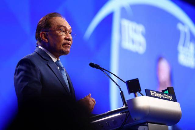 안와르 이브라힘 말레이시아 총리가 지난달 31일 싱가포르에서 열린 샹그릴라 대화 오후 세션 특별 연설에서 동남아의 비동맹 기조를 재확인하고 있다. 싱가포르=로이터 연합뉴스