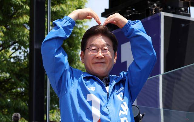 이재명 더불어민주당 대선 후보가 1일 경북 안동시 웅부공원에서 유세를 하고 있다. 안동=고영권 기자