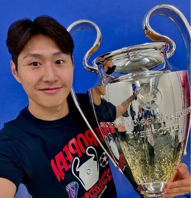 파리 생제르맹(PSG)의 이강인이 1일 2024~25시즌 유럽축구연맹(UEFA) 챔피언스리그(UCL) 우승 트로피를 들고 사진촬영을 하고 있다. 이강인 SNS 캡처