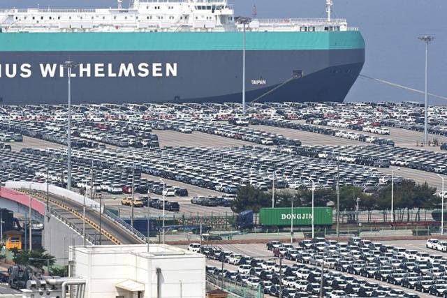 미국발 관세 영향 본격화로 지난달 수출이 전년과 비교해 1.3% 감소하며 1월 이후 4개월 만에 감소세로 돌아섰다. 1일 경기 평택항 전경. 뉴시스