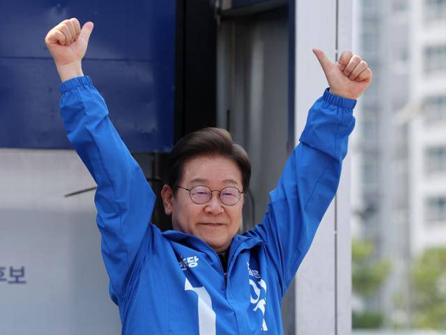 이재명 더불어민주당 대선 후보가 1일 대구 동대구역광장에서 열린 유세에서 손을 들어 인사하고 있다. 대구=고영권 기자