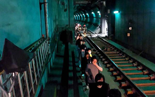 지난달 31일 오전 서울 지하철 5호선 마포역~여의나루역 구간을 지나는 열차에서 방화로 인한 화재가 발생해 승객들이 선로를 통해 대피하고 있다. 영등포소방서 제공