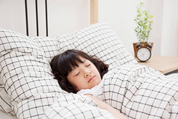 수면 개선에 도움이 된다고 알려진 ‘입 테이프’가 오히려 호흡을 방해하고 질식 위험을 높일 수 있다는 연구 결과가 나왔다./클립아트코리아