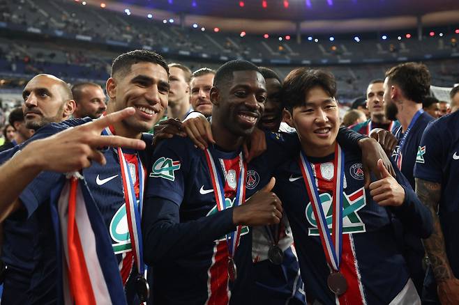 (왼쪽부터) 하키미, 뎀벨레, 이강인이 우승의 기쁨을 나누는 모습. 사진=AFP 연합뉴스