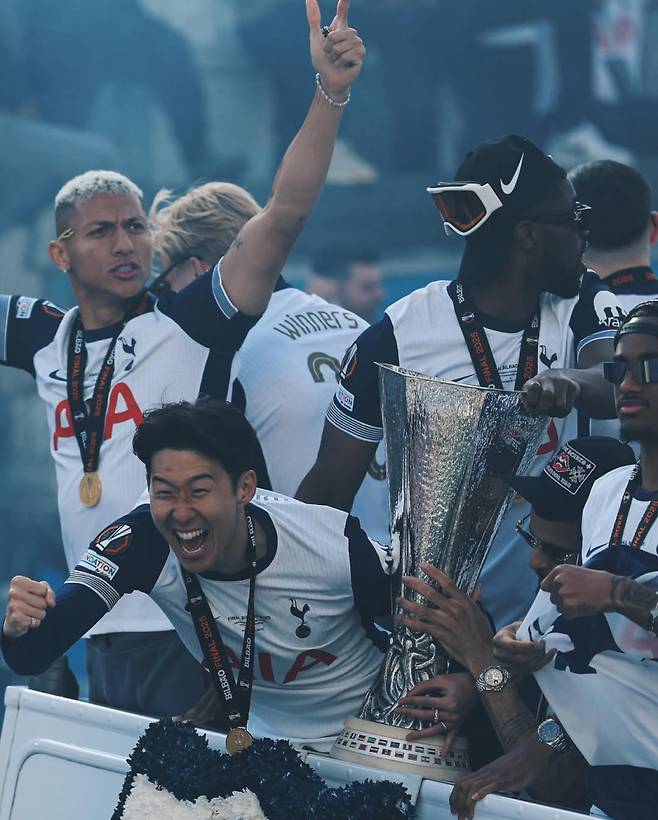 토트넘 손흥민이 24일 영국 런던에서 열린 UEL 우승 기념 버스 퍼레이드 뒤 자신의 SNS를 통해 또 다른 소감을 전했다. 사진=손흥민·토트넘 SNS