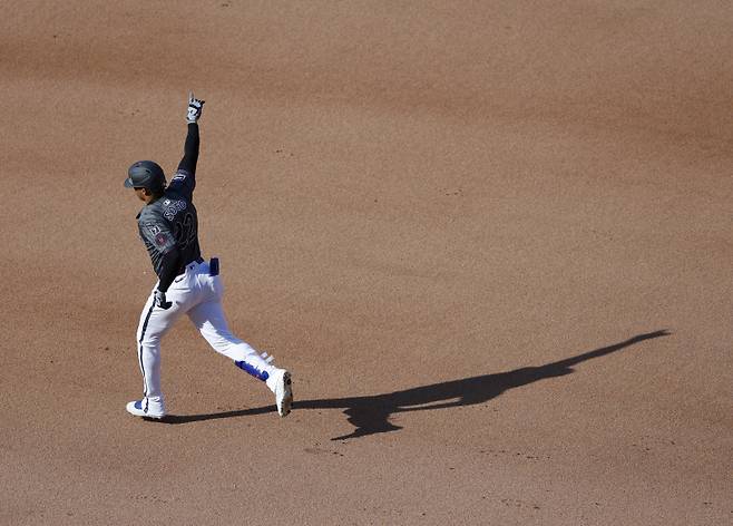 <yonhap photo-3061="">1일(한국시간) 열린 콜로라도와의 홈 경기에서 모처럼 홈런을 때려낸 후안 소토가 베이스를 돌고 있다. [UPI=연합뉴스]</yonhap>
