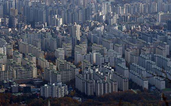 1인가구가 급증하면서 원룸 거주 수요는 지속해서 늘고 있다. 원룸 월세는 지속 상승곡선을 그리며 주거부담을 늘리는 요인으로 작용한다. 유력 대통령선거 후보자들은 이런 상황에서 월세 부담 완화를 공약으로 내세우고 있다. 서울 북한산에서 바라본 서울 전경.