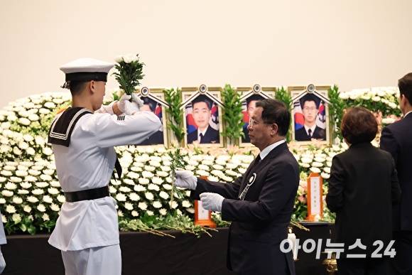 이상휘 국회의원이 포항 해군 초계기 추락사고 희생자 영결식에 참석하고 있다. [사진=이상휘 국회의원 사무실]