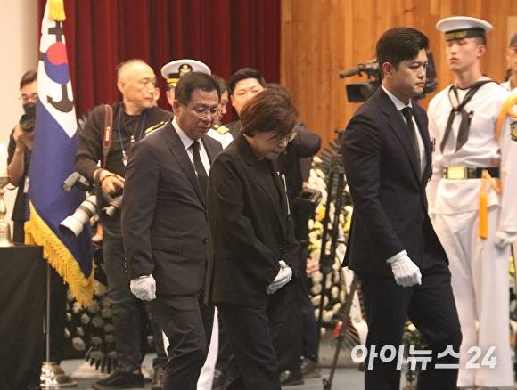 국민의힘 김용태 비상대책위원장(오른쪽)과 김정재, 이상휘 국회의원(왼쪽)이 포항 해군 초계기 추락사고 희생자 영결식에 참석하고 있다. [사진=이상휘 국회의원 사무실]