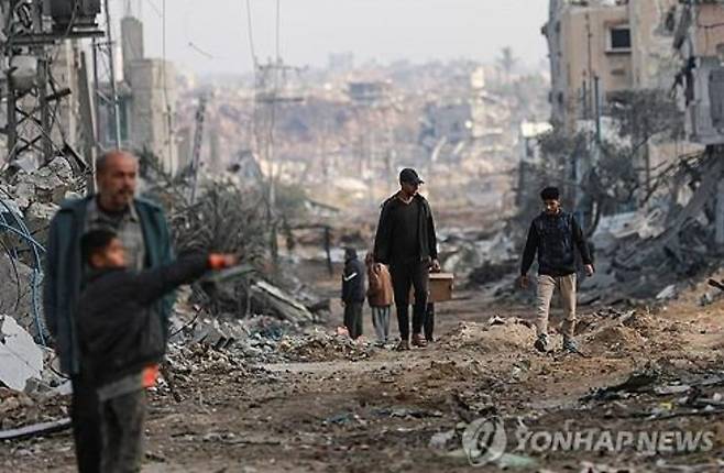 이스라엘군의 공습으로 파괴된 가자지구 누세라이트 지역. [사진=연합뉴스]
