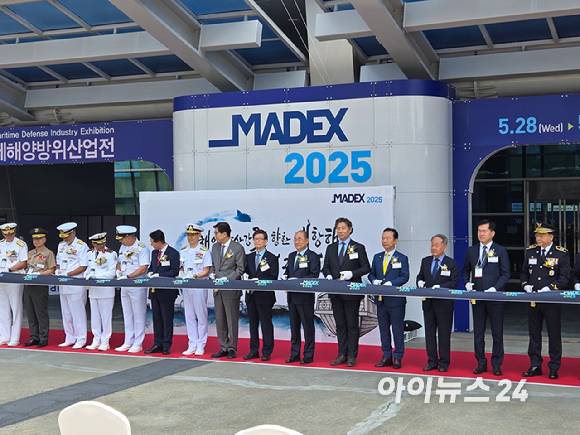 지난 28일 부산 벡스코에서 '국제해양방위산업전(MADEX) 2025' 개막식이 진행되고 있다. [사진=최란 기자]
