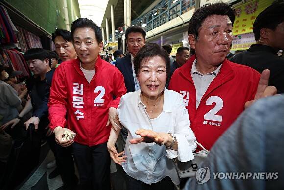 박근혜 전 대통령이 지난달 31일 오후 대구 중구 서문시장을 방문해 시민들에게 인사하고 있다. [사진=연합뉴스]