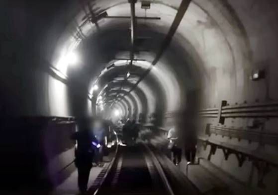 지난둘 31일 오전 서울 지하철 5호선 마포역~여의나루역 구간에서 방화로 추정되는 화재가 발생해 승객들이 선로를 통해 대피하고 있다. 사진 독자 제공, 뉴스1