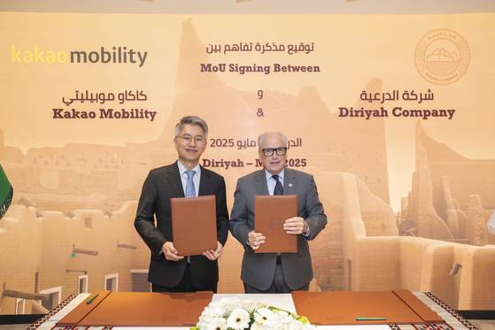 류긍선(왼쪽) 카카오모빌리티 대표와 제리 인제릴로 디리야컴퍼니 그룹 최고경영자(CEO)가 지난달 25일 사우디아라비아 디리야 게이트 개발청에서 ‘미래 모빌리티 서비스 공동 개발을 위한 업무협약(MOU)’을 체결한 뒤 기념 촬영을 하고 있다. 사진 카카오모빌리티