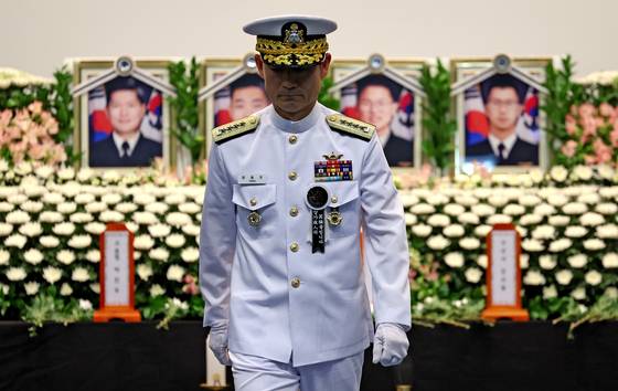 양용모 해군참모총장이 1일 해군 해상초계기 917호기 추락 사고 순직자 합동 영결식이 거행된 경북 포항 해군항공사령부 내 강당에서 헌화와 분향을 마친 후 발걸음을 옮기고 있다. 뉴스1