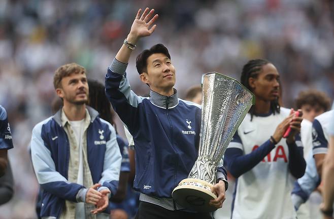 유로파리그 우승 트로피를 든 손흥민(가운데). [EPA=연합뉴스]