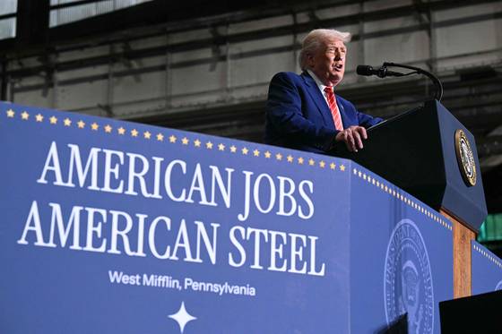 도널드 트럼프 미국 대통령이 지난달 30일(현지시간) 펜실베니아주 웨스트 미플린에 위치한 US스틸 공장에서 연설하는 모습. AFP=연합뉴스
