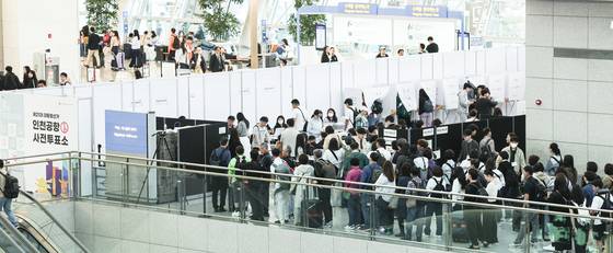 지난달 29일 오전 인천국제공항 제1터미널 3층 출국장에 설치된 제21대 대통령선거 사전투표소에서 여행객들이 투표를 하기 위해 줄을 서고 있다. 김경록 기자