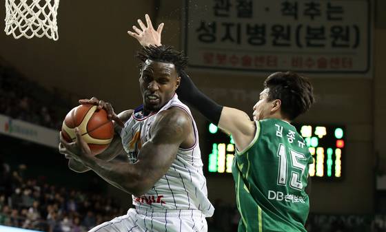 가스공사와 계약한 라건아(왼쪽). 뉴스1