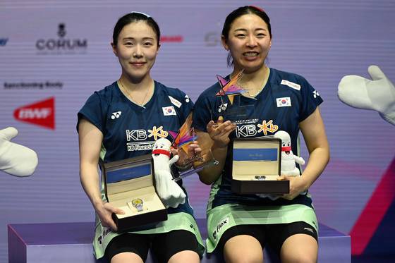 국제배드민턴연맹 싱가포르 오픈 여자복식에서 금메달을 합작한 김혜정-공희용 조가 시상식 직후 활짝 웃고 있다. AFP=연합뉴스