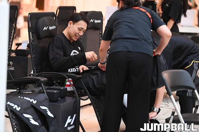 ▲이수그룹은 글로벌리커버리브랜드로 유명한 '하이퍼아이스(Hyperice)'와 협업해 코트장 주변에 마사지 존을 마련했다. 휴식시간을 활용해 리커버리에 집중하는 선수들의 모습.