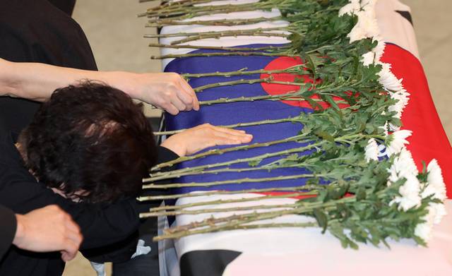 ▲ 1일 경북 포항시 해군 항공사령부 강당에서 엄수된 ‘해군 P-3CK 917호기 순직자 영결식’에서 유족이 오열하고 있다. 연합뉴스