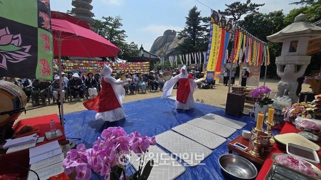 ▲ 최북단 미륵도량 금강산 화암사가 1일 봄을 맞아 관광객들과 함께 국태민안과 평화염원, 지역발전을 기원하는 금강산 산신대재를 봉행했다.